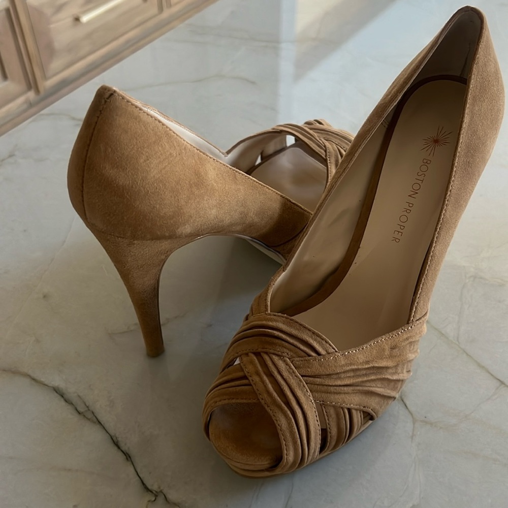 Tan high heeled shoe